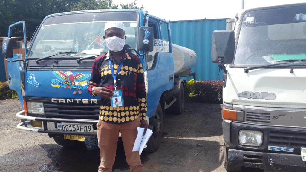 Umukozi wa Girubuzima ubwo yaraje gusoresha imodoka za Goma zaje kuvoma