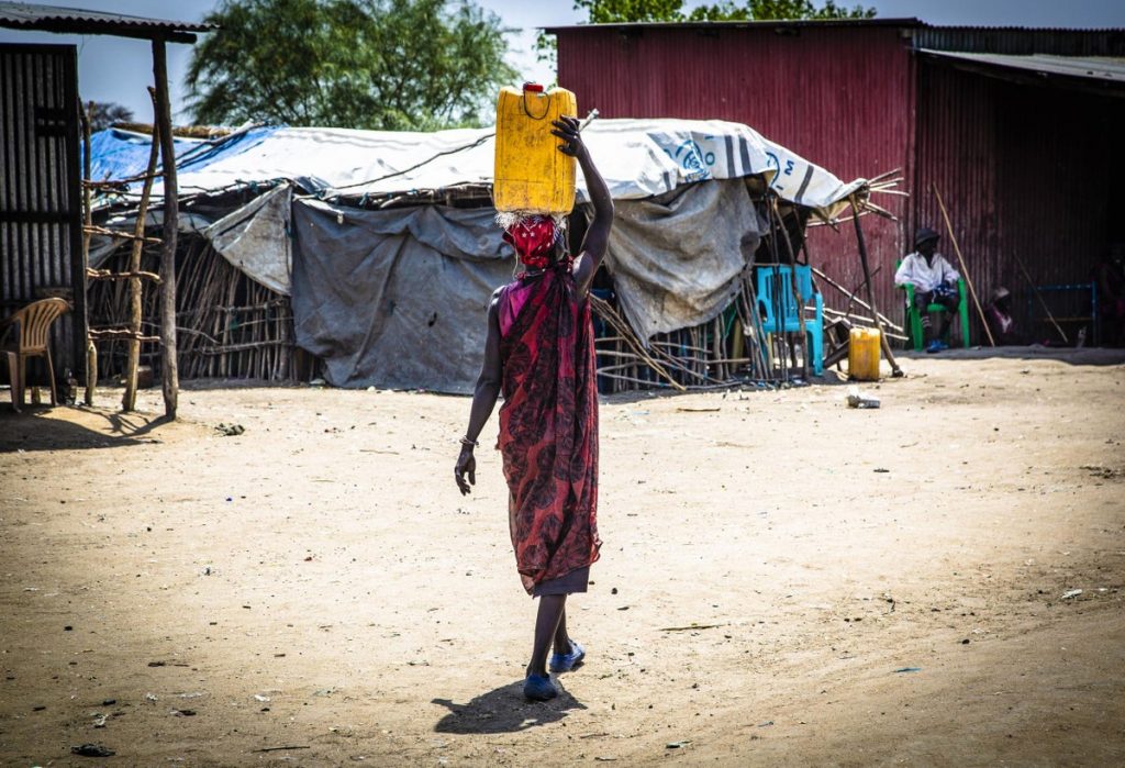 مات متداخلة: كيف يتعامل النازحون في دارفور في السودان مع نقص المياه وسط انتقال سياسي ووباء كوفيد -19
