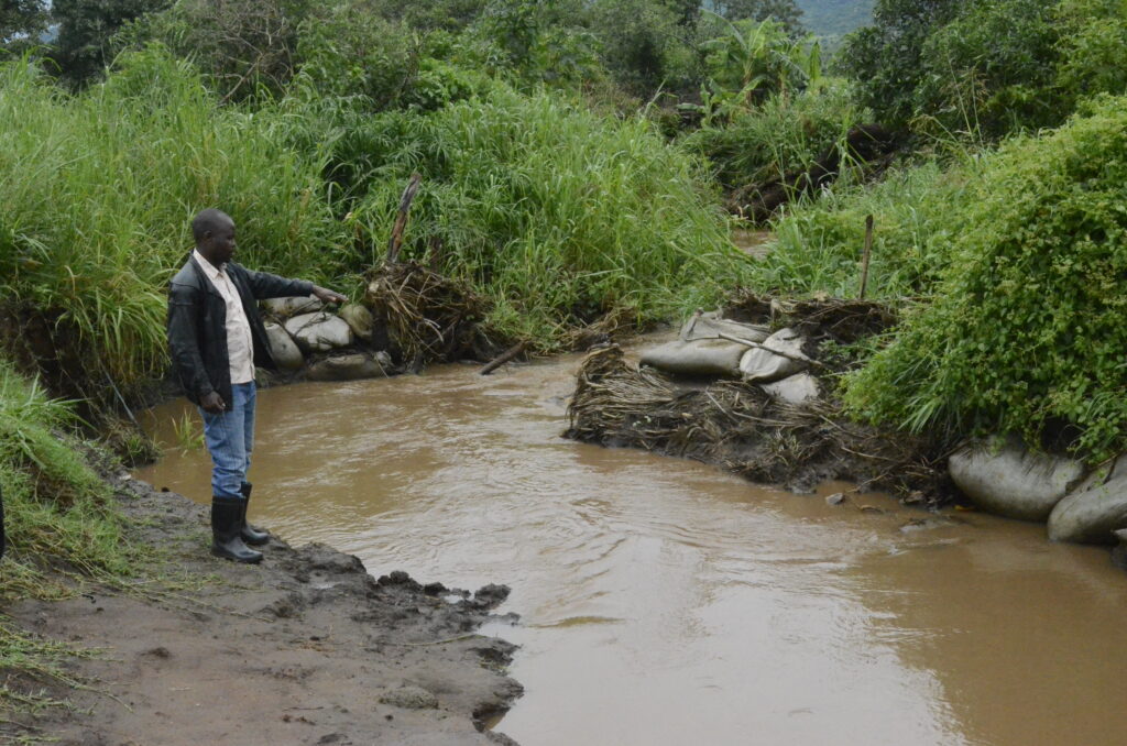 Farmer still using rudimentary method by blocking Okura river with saks of sand to divert water into their farms 5