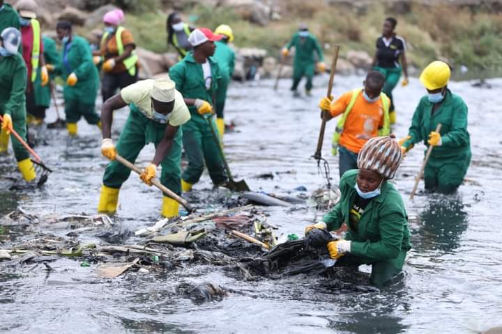 KOMBGREEN YOUTHS CLEANING NAIROBI RIVER