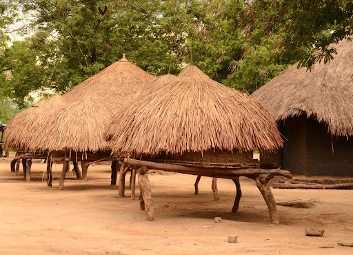 A househod with granaries