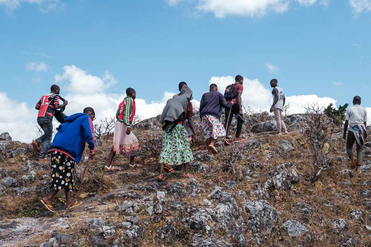 children walking to the source of the Nile 2