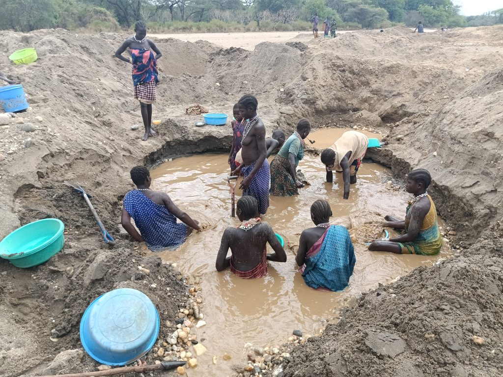 women panning in SSD