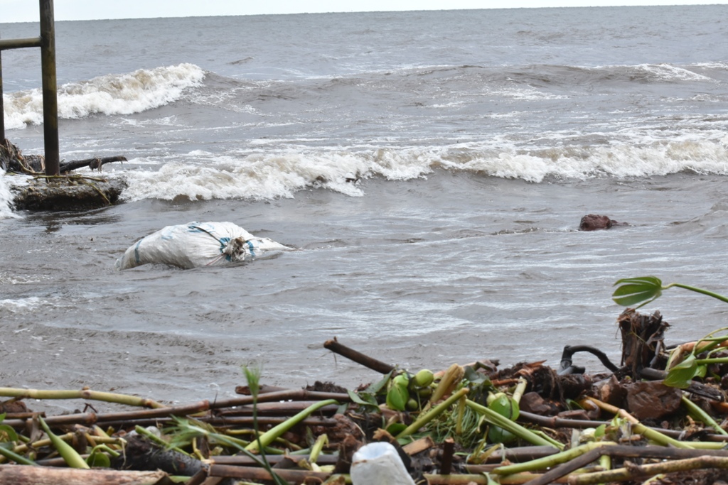 Waste on the shores of Kasensero landing site. Photo by Davis Buyondo 1 2