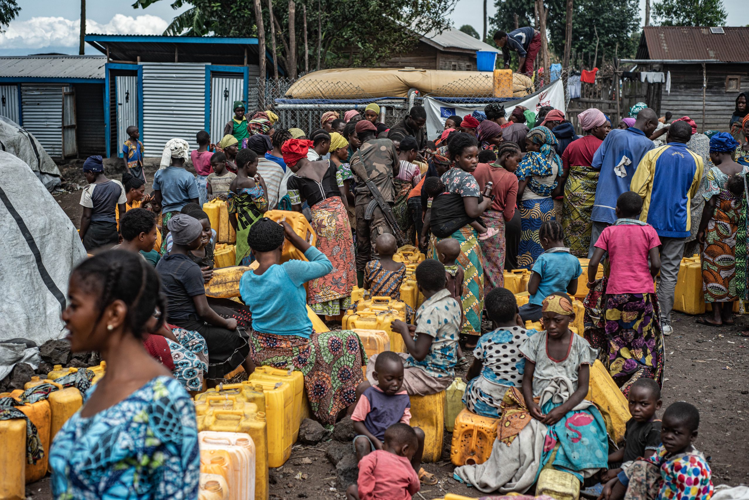 Residents line up for water scaled 1
