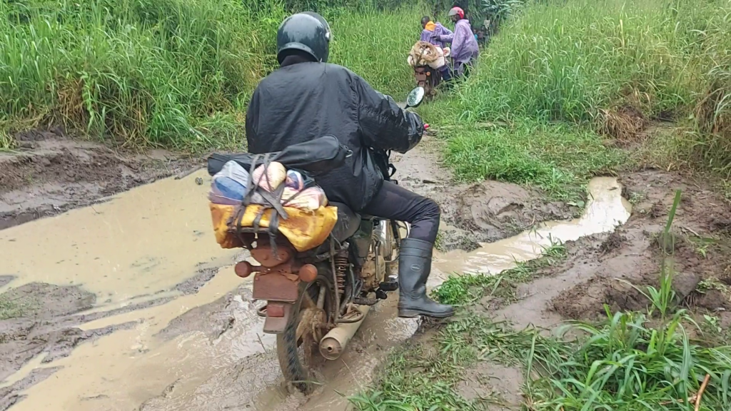 The road is impassable in places on the way to Boteka 2